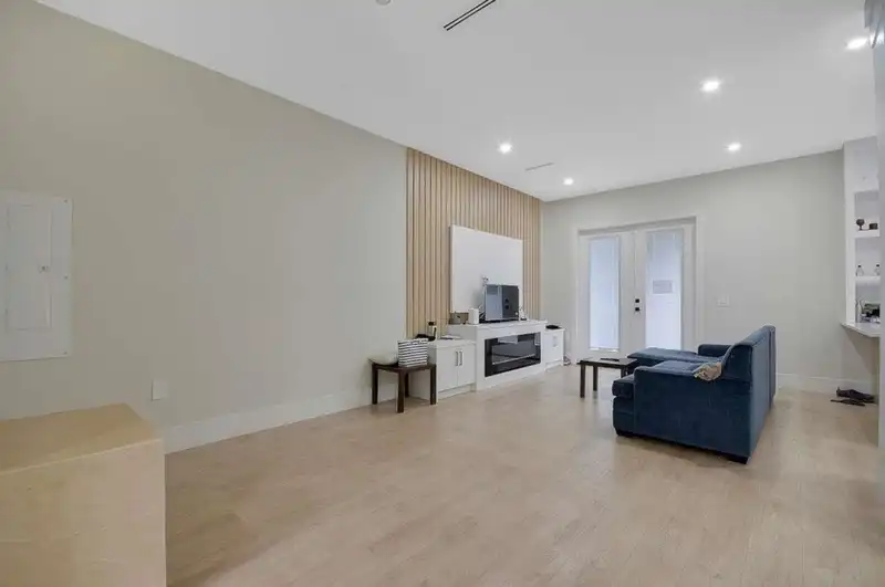 19121 67 AVENUE - photo 3 of 27