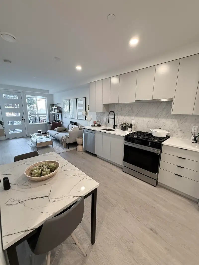304 13258 105 AVENUE - photo 1 of 26
