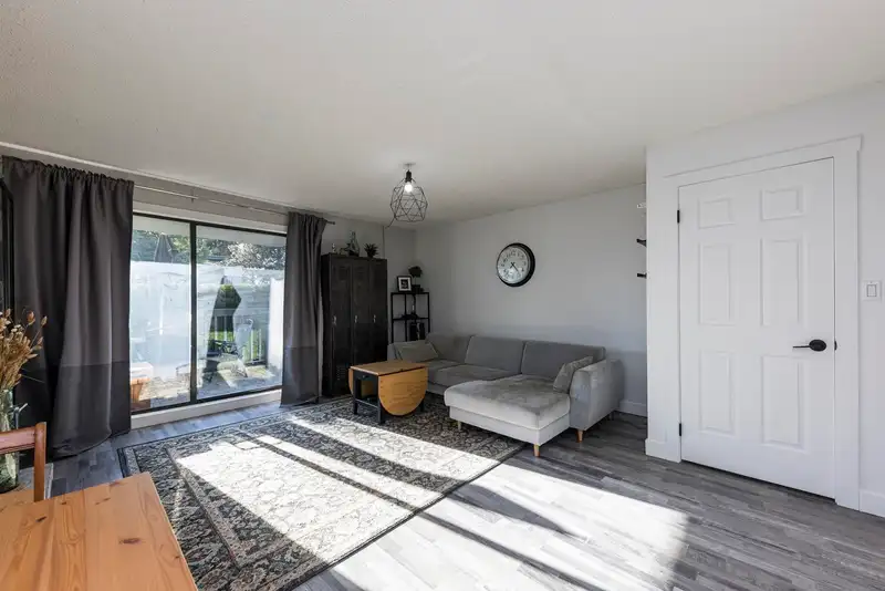 3132 LONSDALE AVENUE - photo 3 of 34