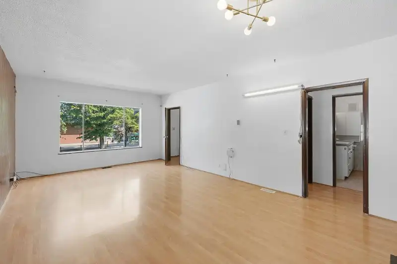 1016 E 18TH AVENUE - photo 3 of 40