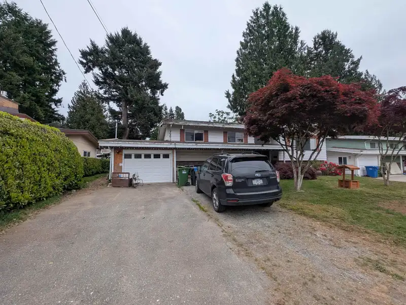 2114 LYNDEN STREET - photo 2 of 25