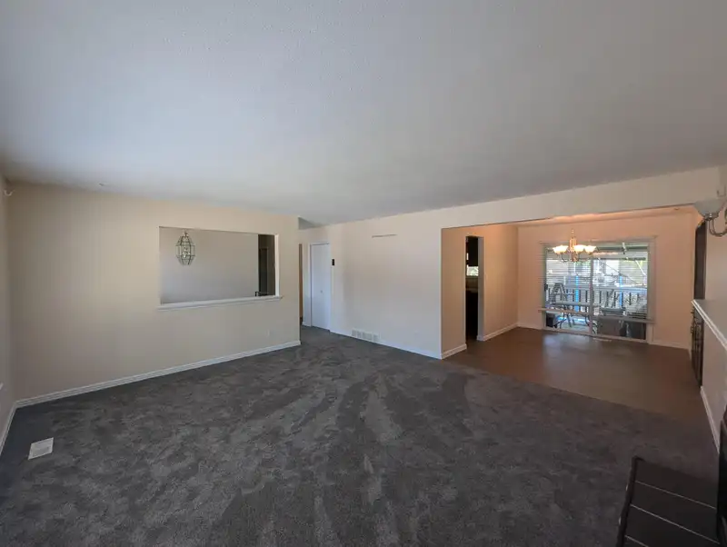 2114 LYNDEN STREET - photo 4 of 25