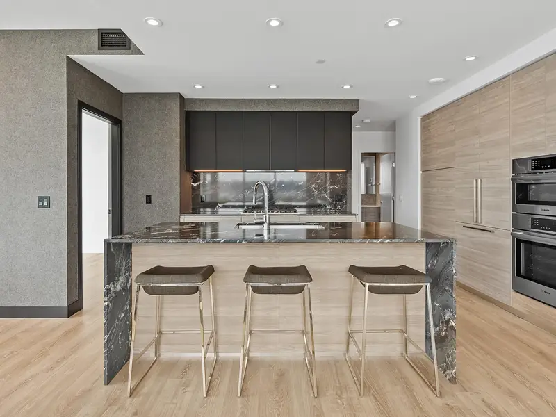 608 680 QUAYSIDE DRIVE - photo 3 of 25