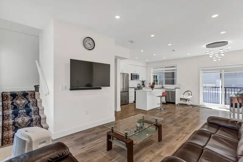 4 12830 62 AVENUE - photo 3 of 7