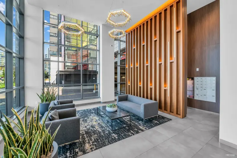 612 8160 MCMYN WAY - photo 2 of 25