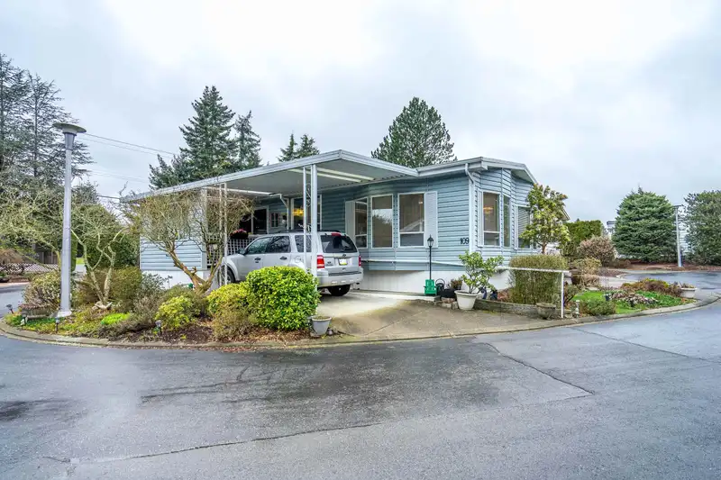 109 2062 KING GEORGE BOULEVARD - photo 1 of 24