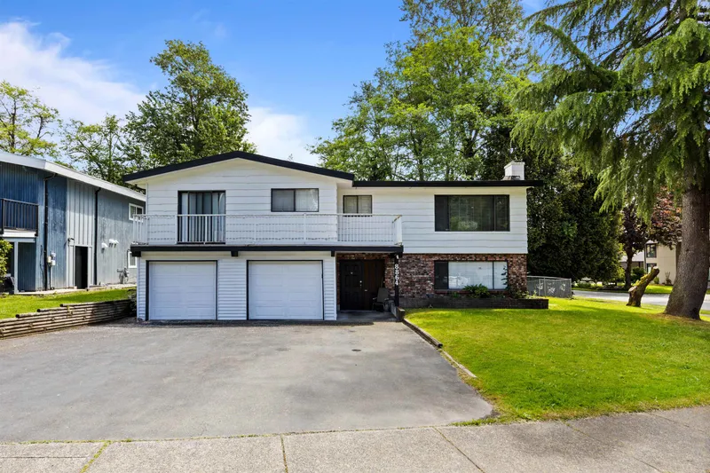 8864 URSUS CRESCENT - photo 2 of 25