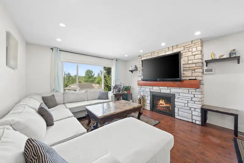 22905 113 AVENUE - photo 3 of 38