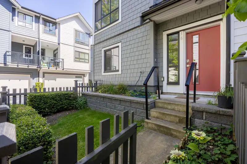 16 16760 25 AVENUE - photo 3 of 28