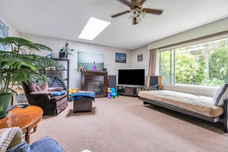12587 23 AVENUE - photo 3 of 35
