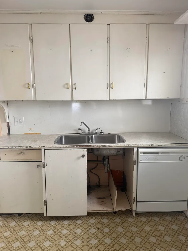 2685 WATERLOO STREET - photo 4 of 9