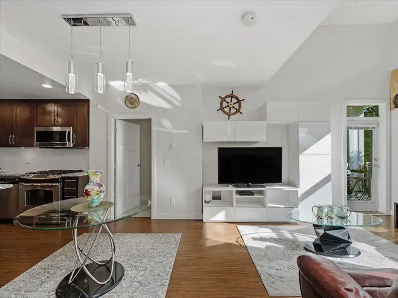 409 15428 31 AVENUE - photo 1 of 21