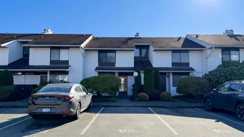 117 9700 GLENACRES DRIVE - photo 2 of 25