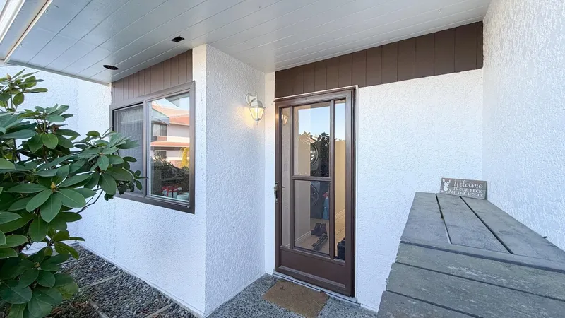 117 9700 GLENACRES DRIVE - photo 3 of 25