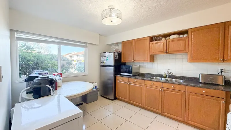 117 9700 GLENACRES DRIVE - photo 4 of 25