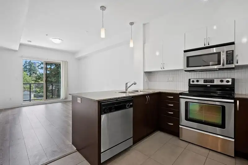 328 13789 107A AVENUE - photo 4 of 36