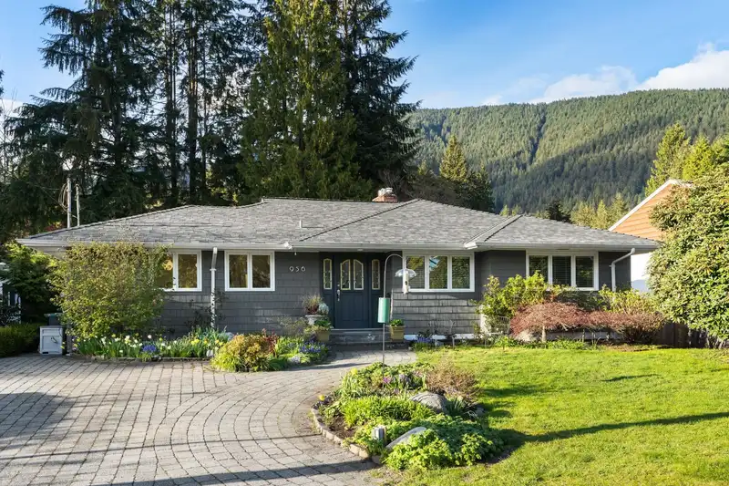 956 BELVISTA CRESCENT - photo 2 of 34