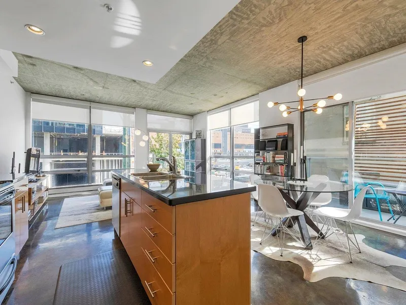 306 919 STATION STREET - photo 3 of 21