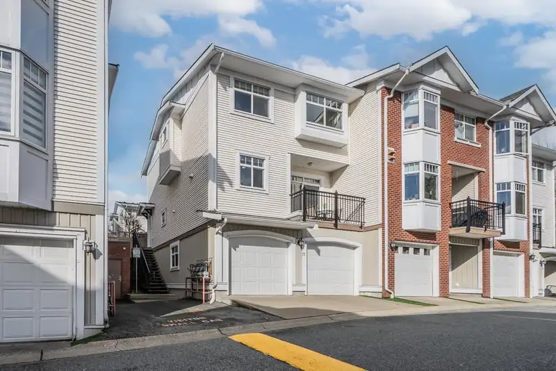 73 19551 66 AVENUE - photo 2 of 39