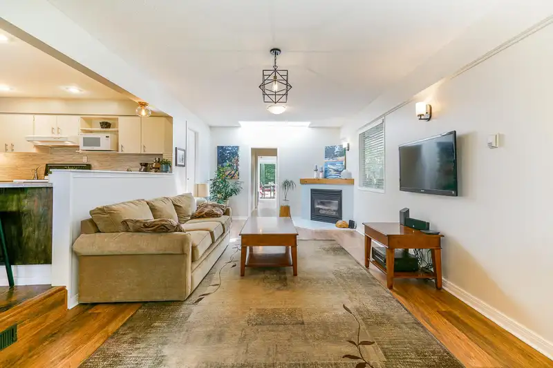 15460 26 AVENUE - photo 4 of 36