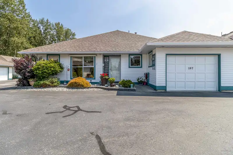 107 10172 141 STREET - photo 1 of 32