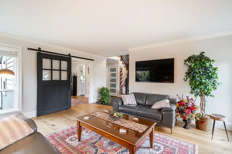 15464 60A AVENUE - photo 4 of 40
