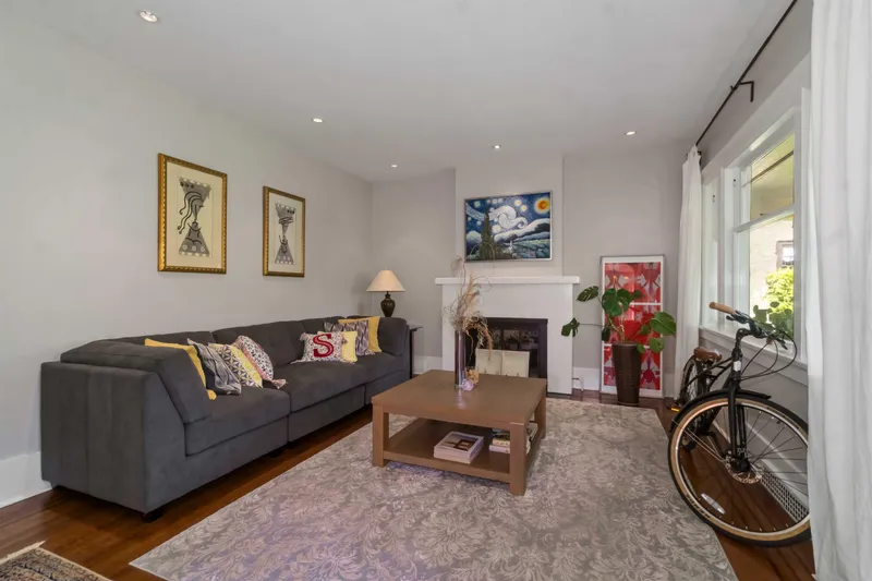 1120 DEVONSHIRE CRESCENT - photo 4 of 25