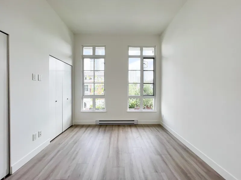 105 548 FOSTER AVENUE - photo 2 of 25