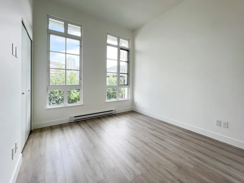 105 548 FOSTER AVENUE - photo 4 of 25