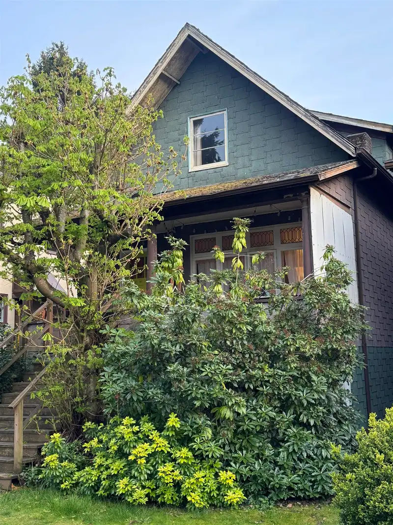 2012 YORK AVENUE - photo 1 of 35