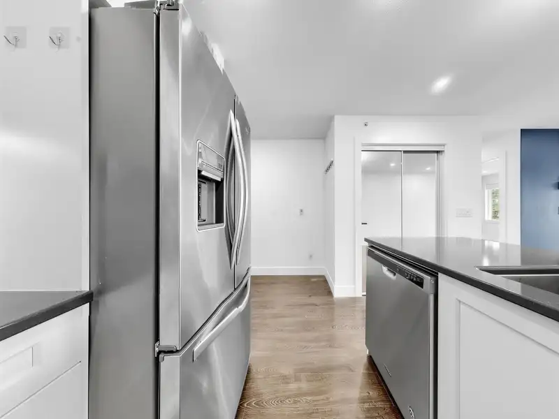 401 1990 WESTMINSTER AVENUE - photo 3 of 31