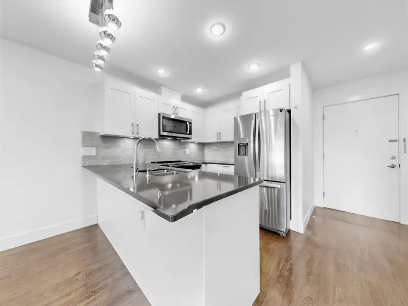 401 1990 WESTMINSTER AVENUE - photo 4 of 31