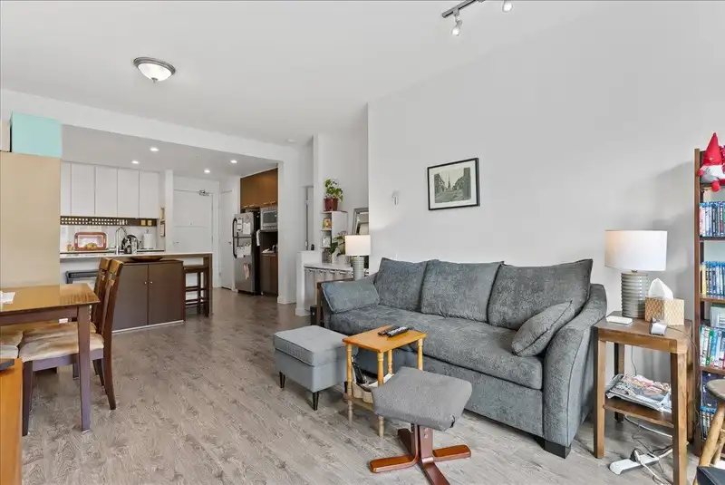 311 545 FOSTER AVENUE - photo 3 of 23
