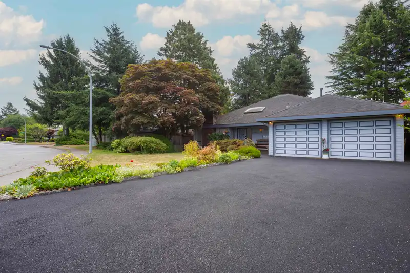 11104 BRIDLINGTON DRIVE - photo 2 of 40