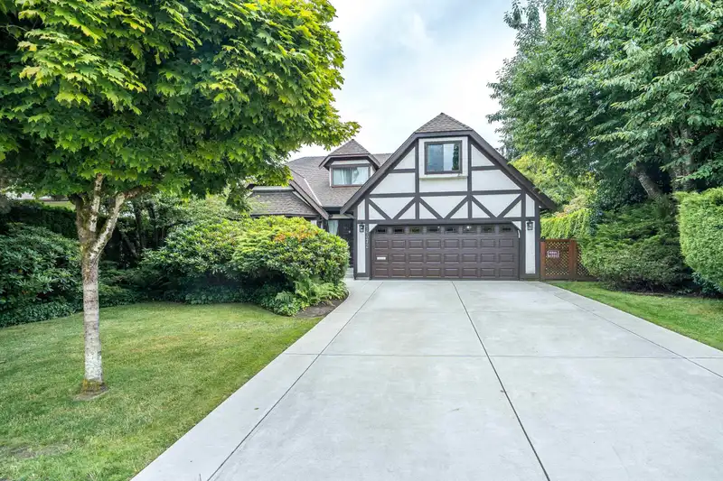 16072 13 AVENUE - photo 2 of 40