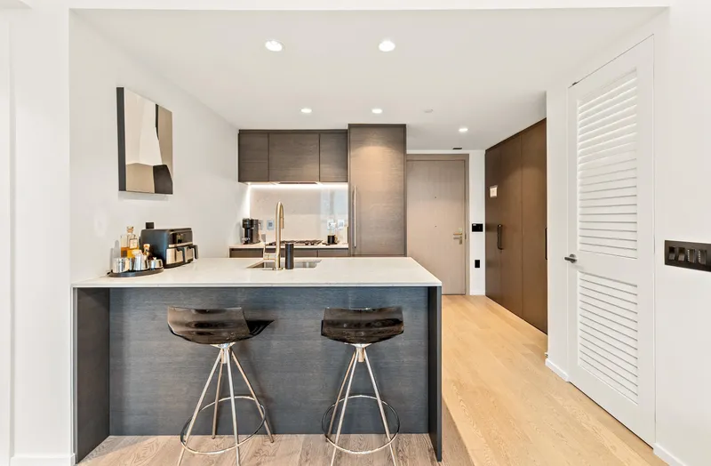 1304 1482 ROBSON STREET - photo 3 of 25