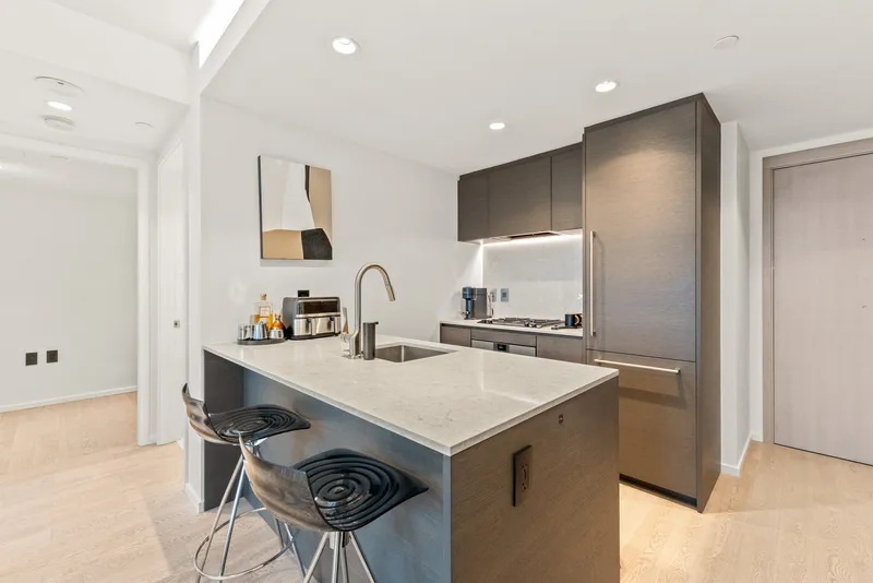 1304 1482 ROBSON STREET - photo 4 of 25