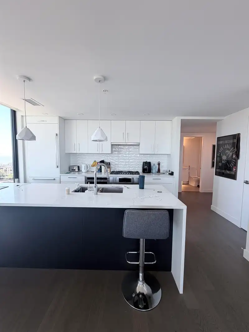 1205 1588 JOHNSTON ROAD - photo 3 of 33
