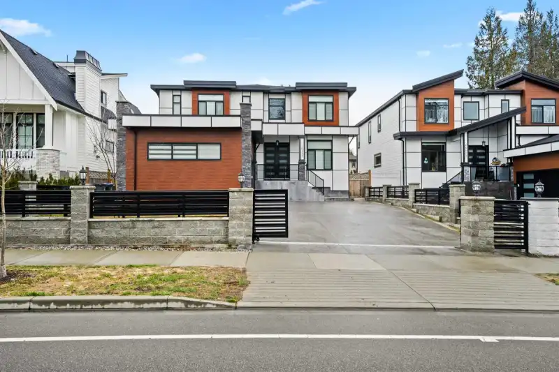 16117 108 AVENUE - photo 1 of 32