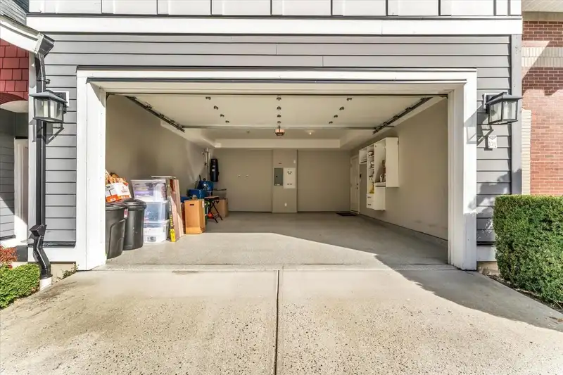 110 2853 HELC PLACE - photo 2 of 40