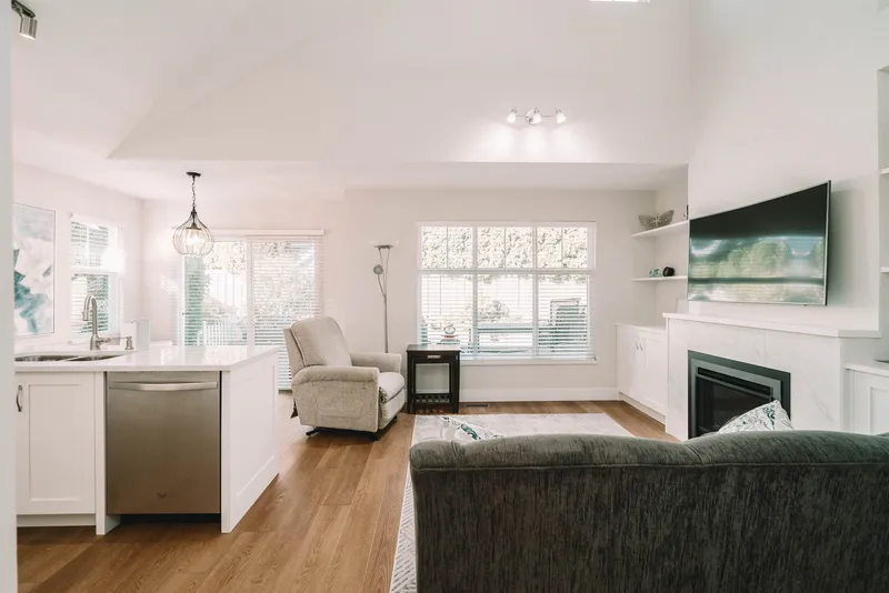 19 14877 33 AVENUE - photo 1 of 25