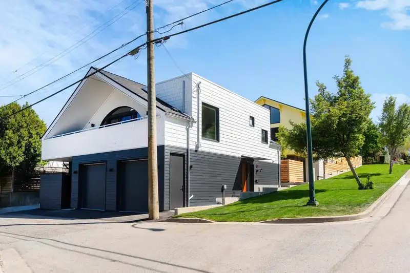 3862 PRINCE ALBERT STREET - photo 1 of 30