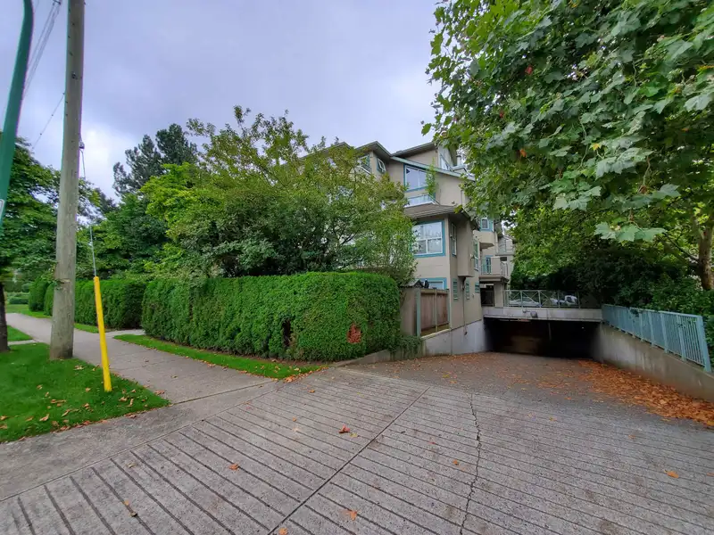 205 3770 THURSTON STREET - photo 2 of 13