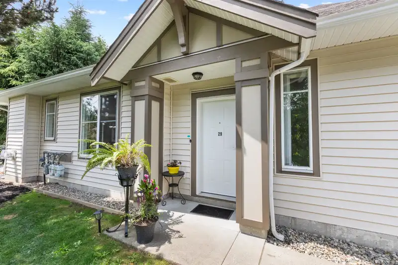 29 15868 85 AVENUE - photo 4 of 40