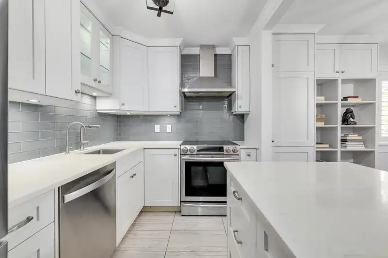 302 1555 FIR STREET - photo 2 of 21