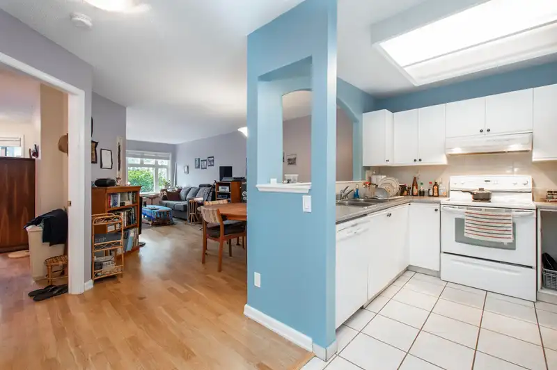 201 2800 CHESTERFIELD AVENUE - photo 4 of 35