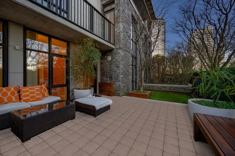 595 BEACH CRESCENT - photo 3 of 40