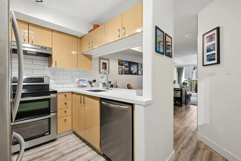 208 988 W 21ST AVENUE - photo 3 of 31