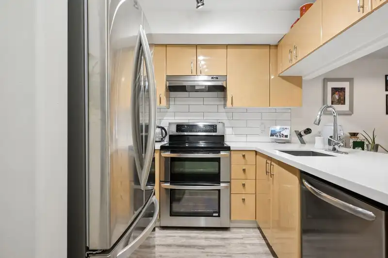 208 988 W 21ST AVENUE - photo 4 of 31