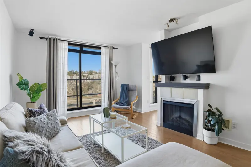 808 1 RENAISSANCE SQUARE - photo 1 of 25